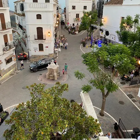 Stylish 3 Bed House 2 Bathrooms, With Patio, Roof Terrace And Communal Pool 5 Minutes Away From The Beautiful Spanish White Village Of Pueblo And Only 20 Mins From The Sea *