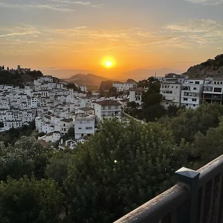 컨트리하우스 Stylish 3 Bed House 2 Bathrooms, With Patio, Roof Terrace And Communal Pool 5 Minutes Away From The Beautiful Spanish White Village Of Pueblo And Only 20 Mins From The Sea 카사레스