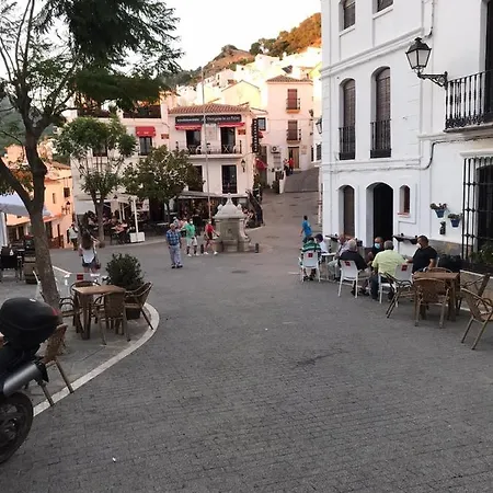 컨트리하우스 Stylish 3 Bed House 2 Bathrooms, With Patio, Roof Terrace And Communal Pool 5 Minutes Away From The Beautiful Spanish White Village Of Pueblo And Only 20 Mins From The Sea