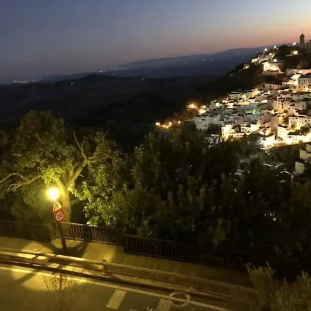 컨트리하우스 Stylish 3 Bed House 2 Bathrooms, With Patio, Roof Terrace And Communal Pool 5 Minutes Away From The Beautiful Spanish White Village Of Pueblo And Only 20 Mins From The Sea *