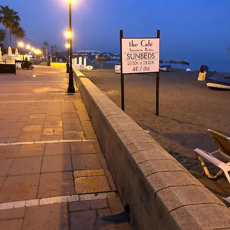 Stylish 3 Bed House 2 Bathrooms, With Patio, Roof Terrace And Communal Pool 5 Minutes Away From The Beautiful Spanish White Village Of Pueblo And Only 20 Mins From The Sea 컨트리하우스 *