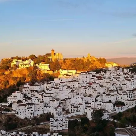 Stylish 3 Bed House 2 Bathrooms, With Patio, Roof Terrace And Communal Pool 5 Minutes Away From The Beautiful Spanish White Village Of Pueblo And Only 20 Mins From The Sea