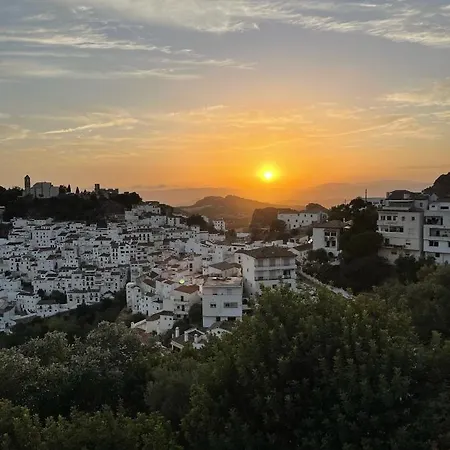 컨트리하우스 Stylish 3 Bed House 2 Bathrooms, With Patio, Roof Terrace And Communal Pool 5 Minutes Away From The Beautiful Spanish White Village Of Pueblo And Only 20 Mins From The Sea