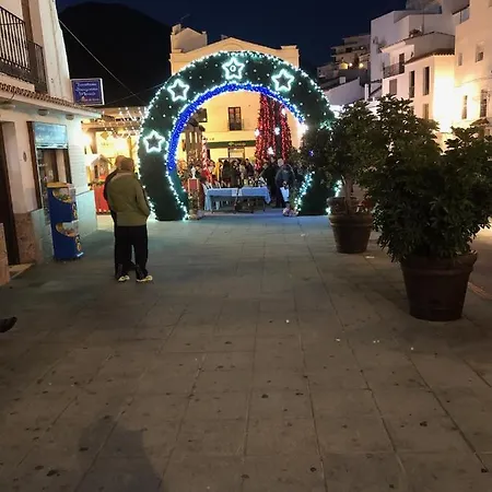 Stylish 3 Bed House 2 Bathrooms, With Patio, Roof Terrace And Communal Pool 5 Minutes Away From The Beautiful Spanish White Village Of Pueblo And Only 20 Mins From The Sea