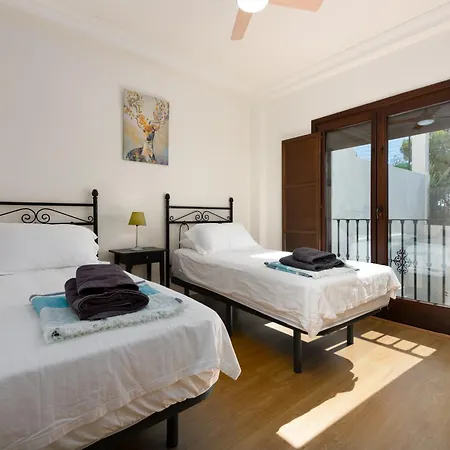 Stylish 3 Bed House 2 Bathrooms, With Patio, Roof Terrace And Communal Pool 5 Minutes Away From The Beautiful Spanish White Village Of Pueblo And Only 20 Mins From The Sea * 카사레스