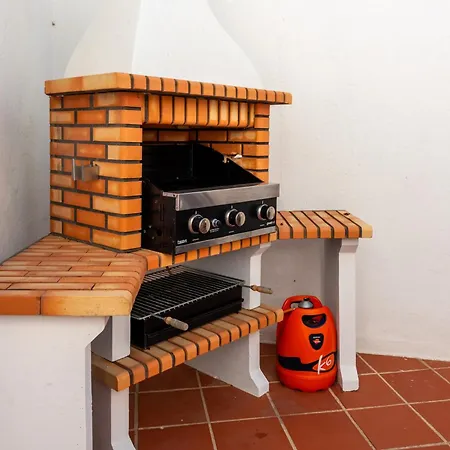 Stylish 3 Bed House 2 Bathrooms, With Patio, Roof Terrace And Communal Pool 5 Minutes Away From The Beautiful Spanish White Village Of Pueblo And Only 20 Mins From The Sea 컨트리하우스 카사레스