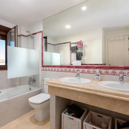 컨트리하우스 Stylish 3 Bed House 2 Bathrooms, With Patio, Roof Terrace And Communal Pool 5 Minutes Away From The Beautiful Spanish White Village Of Pueblo And Only 20 Mins From The Sea