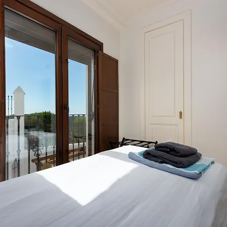 Stylish 3 Bed House 2 Bathrooms, With Patio, Roof Terrace And Communal Pool 5 Minutes Away From The Beautiful Spanish White Village Of Pueblo And Only 20 Mins From The Sea * 카사레스