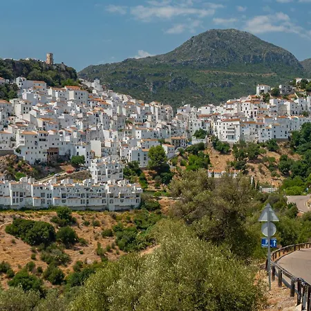 Stylish 3 Bed House 2 Bathrooms, With Patio, Roof Terrace And Communal Pool 5 Minutes Away From The Beautiful Spanish White Village Of Pueblo And Only 20 Mins From The Sea 컨트리하우스 *