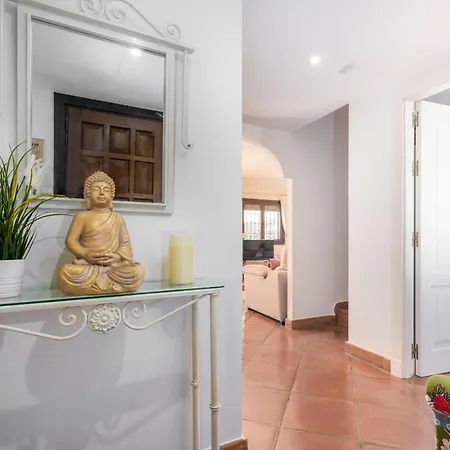 컨트리하우스 Stylish 3 Bed House 2 Bathrooms, With Patio, Roof Terrace And Communal Pool 5 Minutes Away From The Beautiful Spanish White Village Of Pueblo And Only 20 Mins From The Sea 카사레스