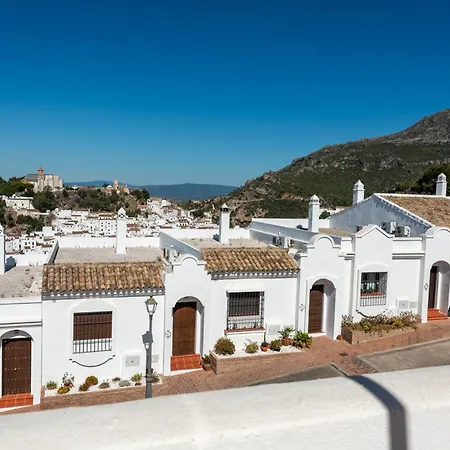 Stylish 3 Bed House 2 Bathrooms, With Patio, Roof Terrace And Communal Pool 5 Minutes Away From The Beautiful Spanish White Village Of Pueblo And Only 20 Mins From The Sea *