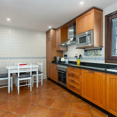 Stylish 3 Bed House 2 Bathrooms, With Patio, Roof Terrace And Communal Pool 5 Minutes Away From The Beautiful Spanish White Village Of Pueblo And Only 20 Mins From The Sea 컨트리하우스
