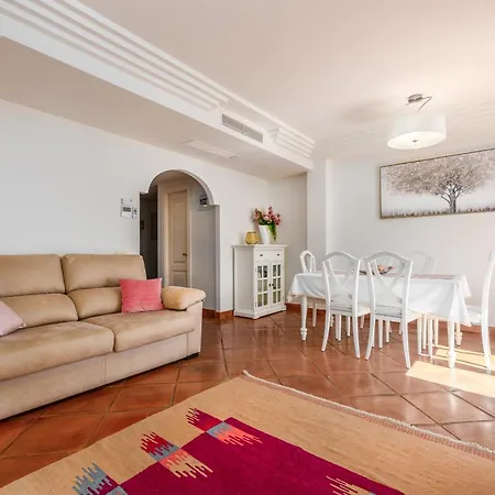 Stylish 3 Bed House 2 Bathrooms, With Patio, Roof Terrace And Communal Pool 5 Minutes Away From The Beautiful Spanish White Village Of Pueblo And Only 20 Mins From The Sea 컨트리하우스 *