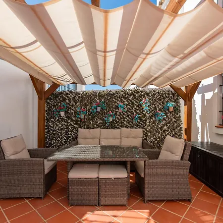 Stylish 3 Bed House 2 Bathrooms, With Patio, Roof Terrace And Communal Pool 5 Minutes Away From The Beautiful Spanish White Village Of Pueblo And Only 20 Mins From The Sea * 카사레스