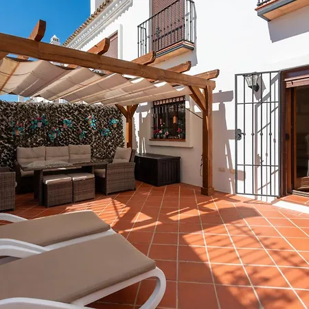 Stylish 3 Bed House 2 Bathrooms, With Patio, Roof Terrace And Communal Pool 5 Minutes Away From The Beautiful Spanish White Village Of Pueblo And Only 20 Mins From The Sea 컨트리하우스 *