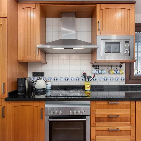 Stylish 3 Bed House 2 Bathrooms, With Patio, Roof Terrace And Communal Pool 5 Minutes Away From The Beautiful Spanish White Village Of Pueblo And Only 20 Mins From The Sea 카사레스