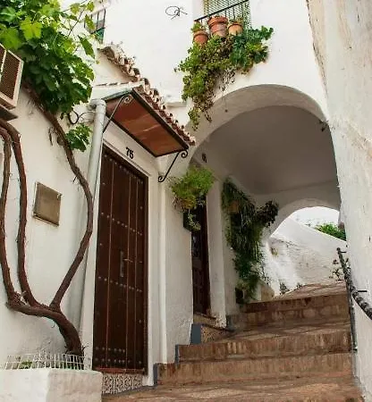 Stylish 3 Bed House 2 Bathrooms, With Patio, Roof Terrace And Communal Pool 5 Minutes Away From The Beautiful Spanish White Village Of Pueblo And Only 20 Mins From The Sea منزل ريفي *