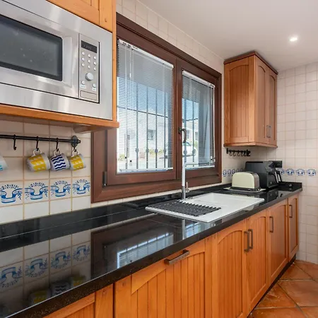 Stylish 3 Bed House 2 Bathrooms, With Patio, Roof Terrace And Communal Pool 5 Minutes Away From The Beautiful Spanish White Village Of Pueblo And Only 20 Mins From The Sea منزل ريفي