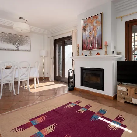 منزل ريفي Stylish 3 Bed House 2 Bathrooms, With Patio, Roof Terrace And Communal Pool 5 Minutes Away From The Beautiful Spanish White Village Of Pueblo And Only 20 Mins From The Sea *